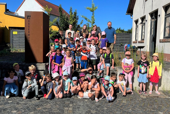 Erstklässler der Grundschule „Auf dem Falkenflug“ besuchen das Wassermuseum
